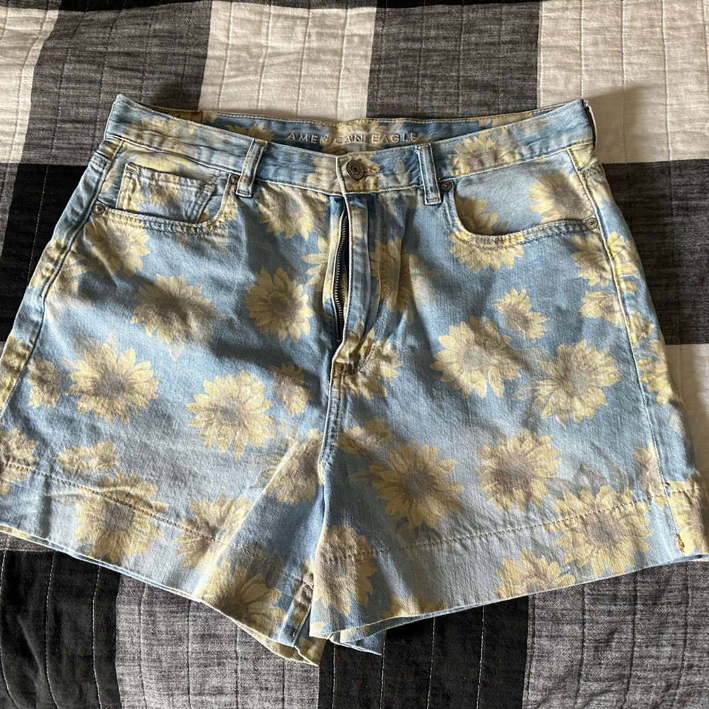 American Eagle Sunflower Mom Short